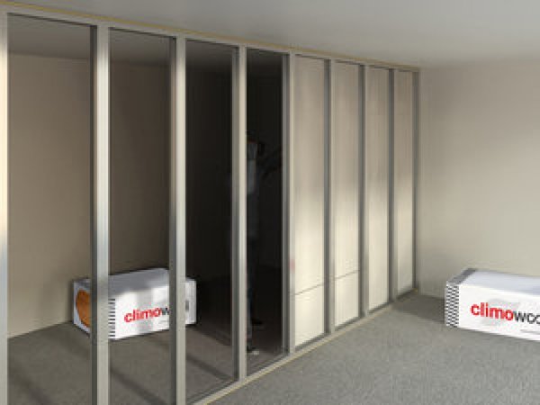 Z jednej strony do aluminiowego stelaża przykręcamy płyty g-k, rozpoczynamy od pełnej płyty szerokości 1200 mm. Podczas mocowania płyt należy korygować położenie wcześniej wstawionych profili pionowych. Odstępy między wkrętami mocującymi płyty g-k do profili muszą być zgodne z zaleceniami producenta – najczęściej 200 mm. Nie stawiajmy płyt bezpośrednio na podłożu – powinny być podniesione 10 mm. Od góry należy pozostawić 5-milimetrową szczelinę, która będzie wypełniona kitem elastycznym – pozwala to na kompensację drgań i ugięć stropu. Przy układzie dwuwarstwowym płyt g-k spoiny płyt w drugiej warstwie powinny być przesunięte o 600 mm w stosunku do pierwszej warstwy.