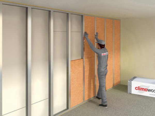 Wewnątrz ścianki układamy ewentualne instalacje (elektryczne lub sanitarne). Między profilami umieszczamy płyty z wełny mineralnej szklanej Climowool TW1-E. Płyty te dzięki odpowiednim wymiarom (1250 x 600 mm) szczelnie wypełnią przestrzenie między pionowymi profilami i zwiększą izolacyjność akustyczną przegrody.