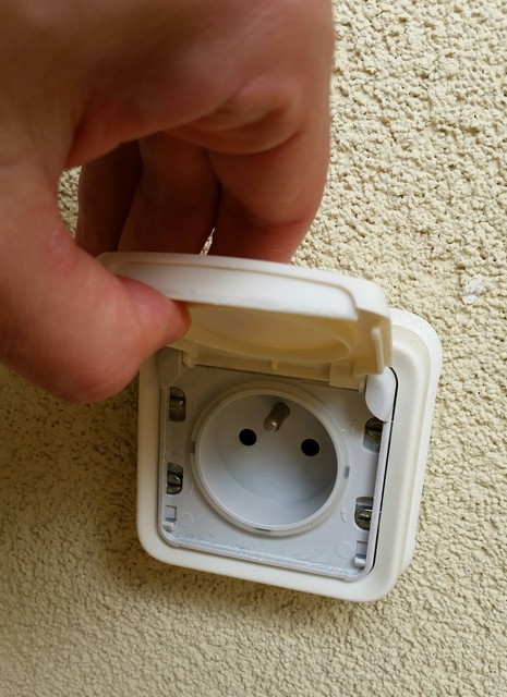 Zewnętrzna instalacja elektryczna - gniazdo wtyczkowe