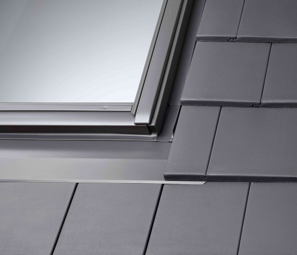 Kołnierz VELUX EDT do montażu okien dachowych w pokryciach z płaską dachówką