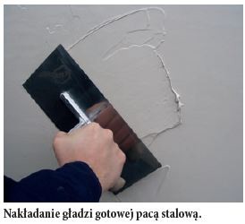 Nakładanie gładzi gotowej pacą stalową.