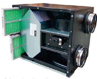 Конструкция рекуператора, видимый теплообменник, фильтры и один из вентиляторов