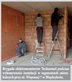 Brygada elektromonterów Techsomel podczas wykonywania instalacji