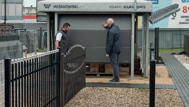 Marcin Frydrych, właściciel El-Bram i Adam Tomczak, współwłaściciel Budpolu w ekspozycji hurtowni.