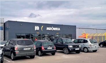 JELCZ-LASKOWICE (woj. dolnośląskie) – market Mrówka po rozbudowie otwarto 6.10.2021 r., – właścicielem jest pan ANDRZEJ TERMENA, – powierzchnia sklepu wynosi 5000 m2 + ogrodu zewnętrznego 2500 m2, – klientów obsługuje ponad 50-osobowa załoga.