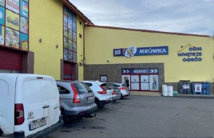 SANOK (woj. podkarpackie) – sklep Mrówka otwarto 4.12.2021 r., – inwestorem jest rodzinna firma EL-BUD, – powierzchnia handlowa liczy 2000 m2 + ogród zewnętrzny 800 m2 , – do dyspozycji klientów jest 20-osobowa załoga.