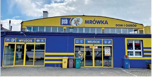 BIAŁOBRZEGI (woj. mazowieckie) – otwarcie Mrówki miało miejsce 24.04.2021, – właścicielem jest firma PROELIA, – powierzchnia handlowa 750 mkw. + ogród zewnętrzny 500 mkw., – sklep zatrudnienia 8 osób.