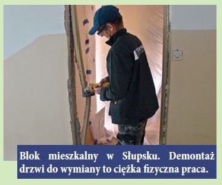 Blok mieszkalny w Słupsku. Demontaż drzwi do wymiany to ciężka fizyczna praca.