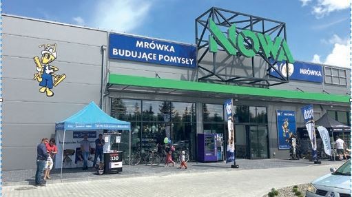 NOWA SARZYNA (woj. podkarpackie) – otwarcie Mini-Mrówki odbyło się 18.06.2020 r., – właścicielem jest firma DAWMON, – powierzchnia handlowa sklepu wynosi 700 m2 + ogród zewnętrzy 300 m2, – w markecie pracuje 12-osobowa załoga.