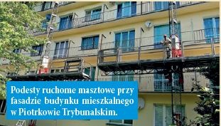 Podesty ruchome masztowe przy fasadzie budynku mieszkalnego w Piotrkowie Trybunalskim.