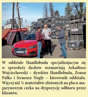 W oddziale Handlobudu specjalizujacym się w sprzedaży dachów rozmawiają Arkadiusz Wojciechowski – dyrektor Handlobudu, Zenon Pałka i Ireneusz Nogły – kierownik oddziału. Więcej niż ¾ materiałów złożonych na placu magazynowym czeka na dyspozycję odbioru przez klientów.