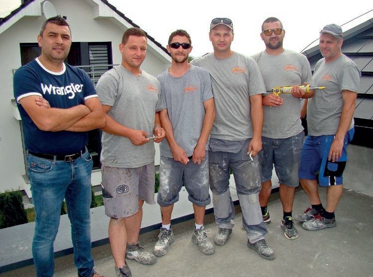 Na tarasie domu jednorodzinnego w Jelczu-Laskowicach pojawił się fotoreporter. W czasie przerwy w pracy można pozować do zdjęć. Od lewej: Andrzej Skocz, właściciel AS-BUD oraz panowie: Wojciech, Mateusz, Tomasz, Karol i Piotr.