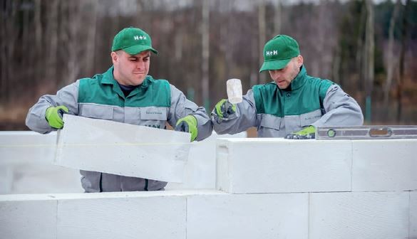 Murowanie przegród z betonu komórkowego w dwuosobowych zespołach przebiega sprawnie.