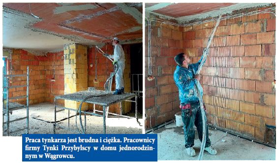 Praca tynkarza jest brudna i ciężka. Pracownicy firmy Tynki Przybylscy w domu jednorodzinnym w Wągrowcu.
