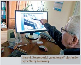 Henryk Komorowski „monitoruje” plac budowy w Starej Kamienicy.