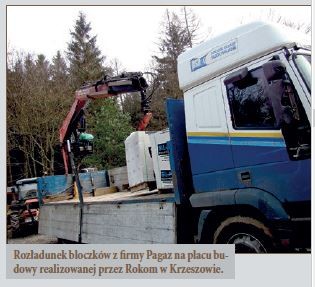 Rozładunek bloczków z firmy Pagaz na placu budowy realizowanej przez Rokom w Krzeszowie