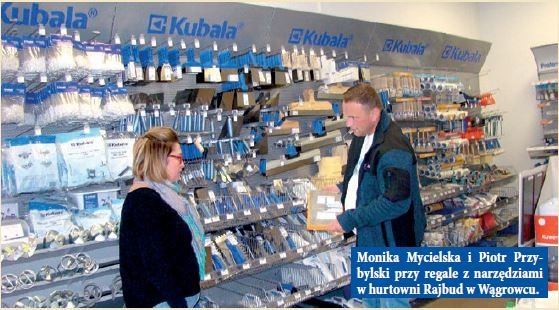 Monika Mycielska i Piotr Przybylski przy regale z narzędziami w hurtowni Rajbud w Wągrowcu.