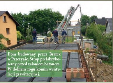 Dom budowany przez Bratex w Pszczynie. Strop prefabrykowany przed zalaniem betonem. W dolnym rogu komin wentylacji grawitacyjnej