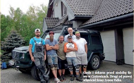 Cieśle i dekarze przed siedzibą firmy w Czyżowicach. Drugi od prawej właściciel firmy Zenon Pałka.