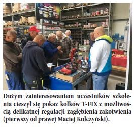 Dużym zainteresowaniem uczestników szkolenia cieszył się pokaz kołków T-FIX z możliwością delikatnej regulacji zagłębienia zakotwienia (pierwszy od prawej Maciej Kulczyński).