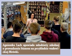 Agnieszka Lach opowiada młodzieży szkolnej o prowadzeniu biznesu na przykładzie wadowickiej Mrówki
