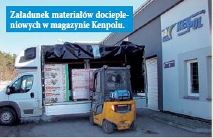 Załadunek materiałów dociepleniowych w magazynie Kenpolu.