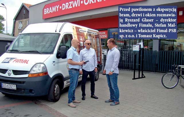 Przed pawilonem z ekspozycją bram, drzwi i okien rozmawiają Ryszard Glaser – dyrektor handlowy Fimalu, Stefan Malkiewicz – właściciel Fimal-PSB sp. z o.o. i Tomasz Kupicz.