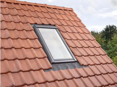 Zdjęcie: Okno obrotowe GGL FK04 2070 drewniane, malowane na biało VELUX