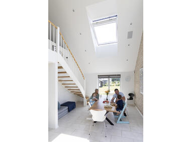 Zdjęcie: Okno elektryczne GGU 006621A drewniano-poliuretanowe otwierane u góry, 78x98 cm VELUX