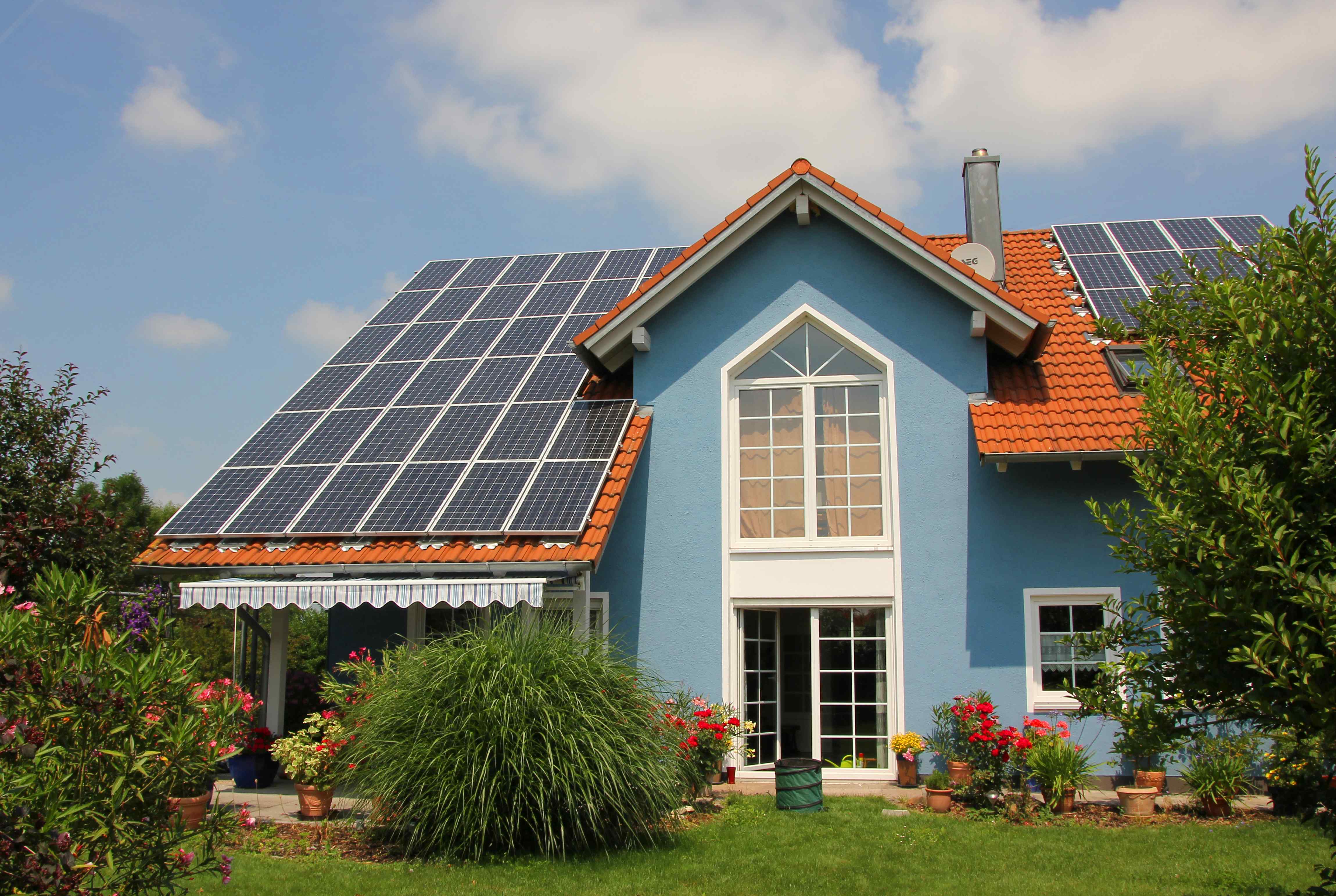 Солнечный дом друзья. Солар Хаус. Солнечные крыши. Загородный дом с солнечными батареями. Солнечные батареи на крыше дома.