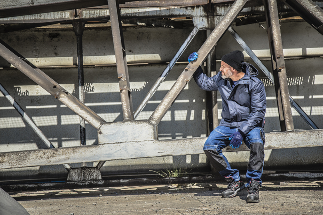 jeans-nowy-trend-w-odziezy-roboczej
