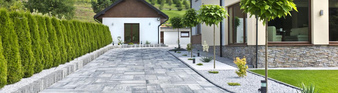Trendy architektoniczne: nowoczesny podjazd z płyt brukowych Novator®
