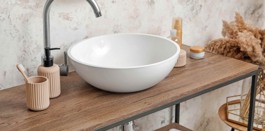 Umywalka ceramiczna czy konglomeratowa