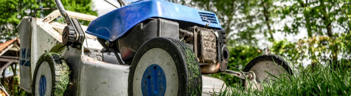 Kosiarka elektryczna czy spalinowa – którą wybrać