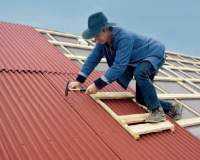 Jak prawidłowo wykonać pokrycie dachowe z bitumicznej płyty falistej?