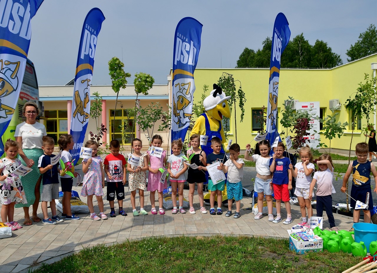 akcja-sadzimy-drzewa-wspolnie-z-psb-mrowka-mat-bud-skarzysko-kamienna-z-okazji-25-lecia-grupy-psb